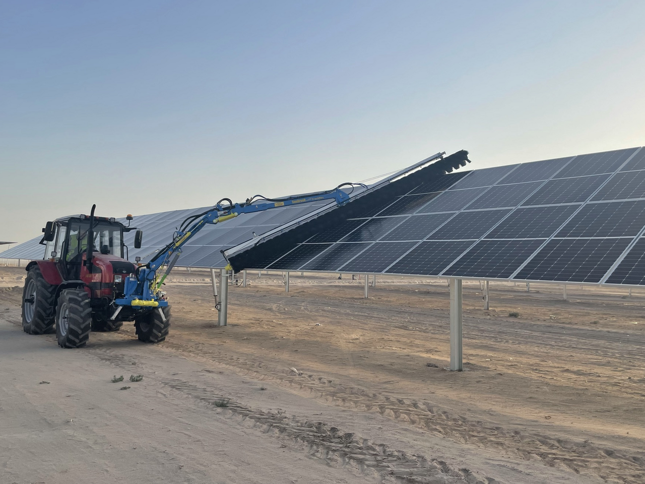 En funcionamiento: Tres sistemas SunBrush® mobil TrackFlex están limpiando el proyecto de energía solar de Navoi, al suroeste de la ciudad de Navoi. 