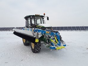 Os defletores do novo kit de inverno guiam a neve para longe dos painéis.