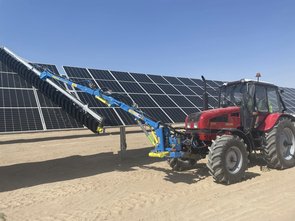 En funcionamiento: Tres sistemas SunBrush® mobil TrackFlex están limpiando el proyecto de energía solar de Navoi, al suroeste de la ciudad de Navoi. 