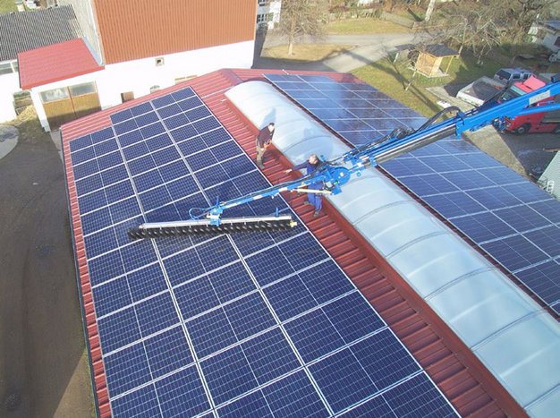 [Translate to Spanisch:] SunBrush mobil crane für die Reinigung  von Solaranlagen