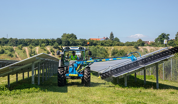 [Translate to Portugiesisch:] SunBrush mobil compact, solarreinigung, pv reinigung, pv anlage reinigen, photovoltaik reinigung