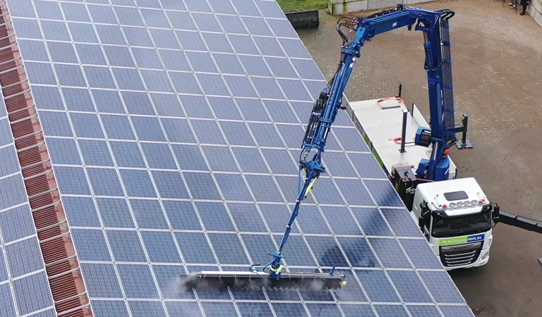 SunBrush Crane: Solar cleaning rooftop