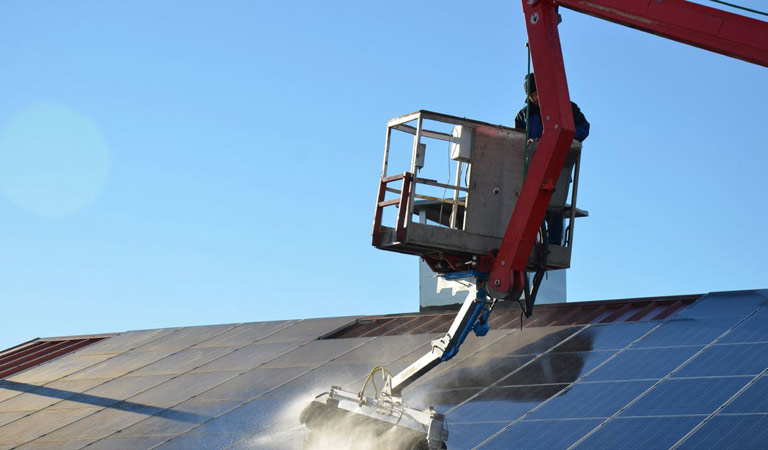 [Translate to Portugiesisch:] SunBrush mobil crane für die Reinigung der Solaranlagen auf Dächern