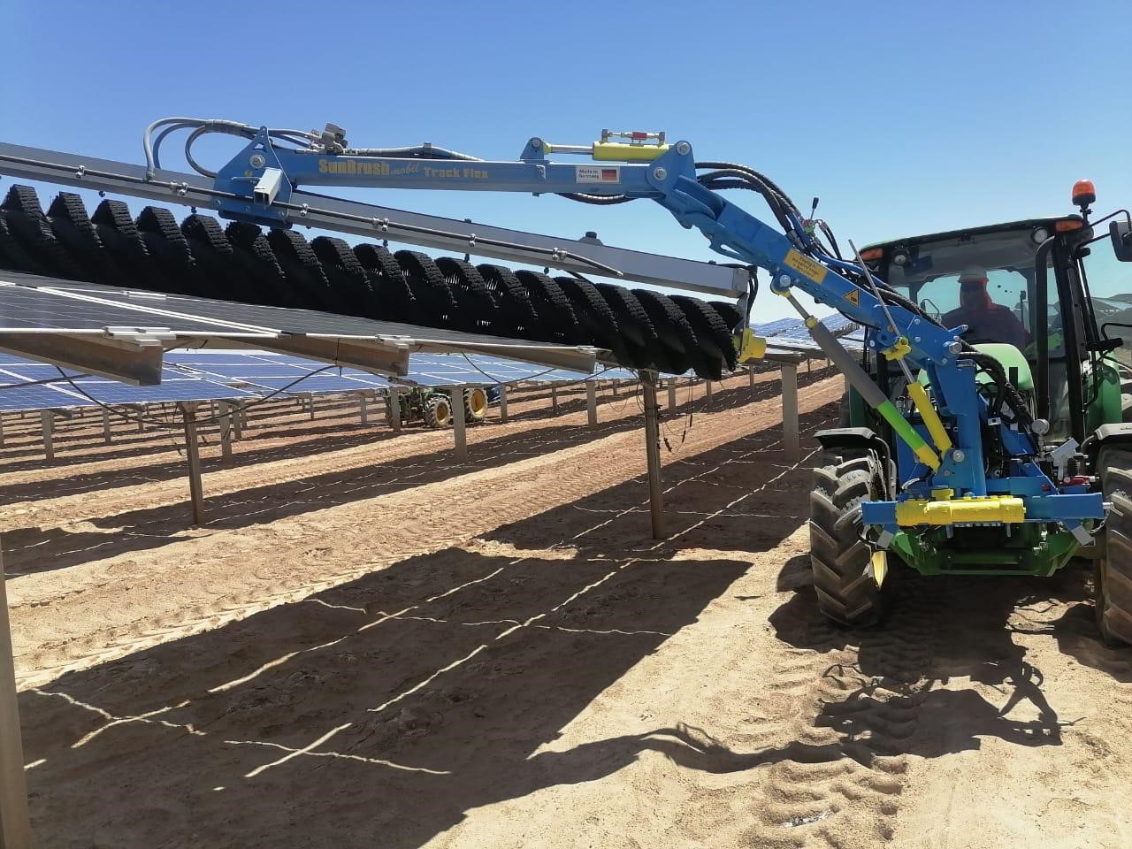 Em ação: O novo sistema TrackFlex limpa 300.000 painéis solares no Deserto do Atacama.